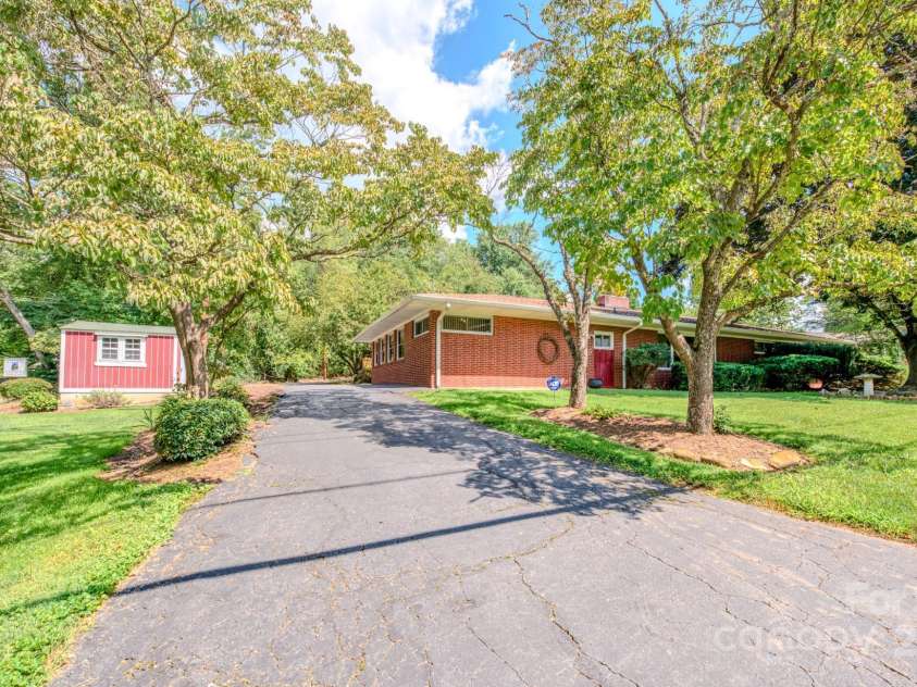 105 Alexander Avenue, Swannanoa, NC 28778.  MLS# CAR4289989, YatesRealty ID 32936. Driveway