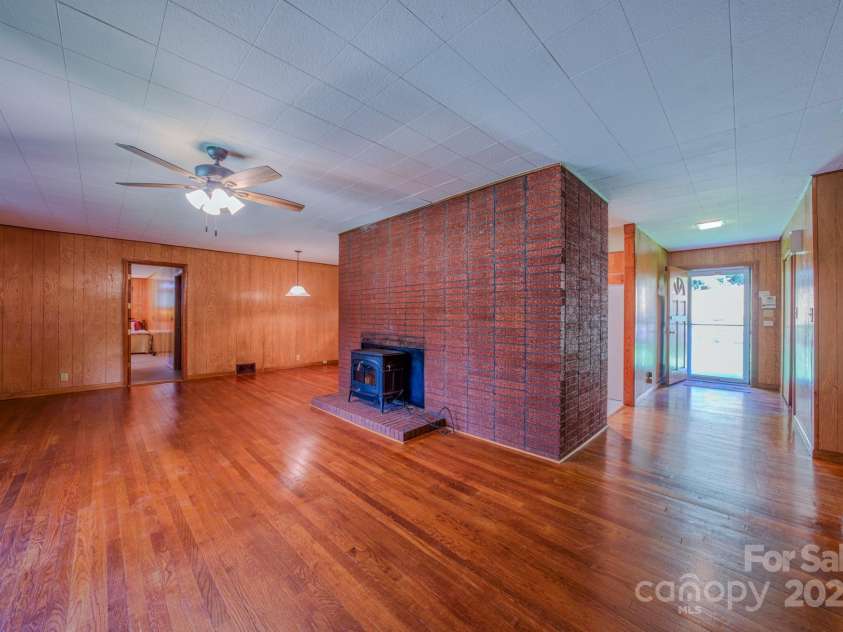 105 Alexander Avenue, Swannanoa, NC 28778.  MLS# CAR4289989, YatesRealty ID 32936. Foyer