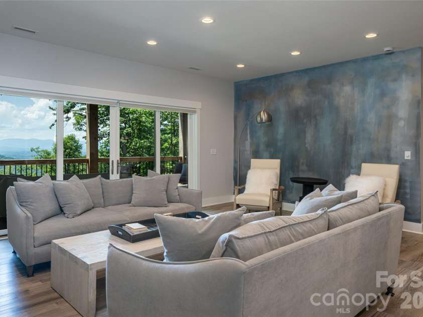 57 Villa Nova Drive, Asheville, NC 28804.  MLS# CAR4390732, YatesRealty ID 32936. 