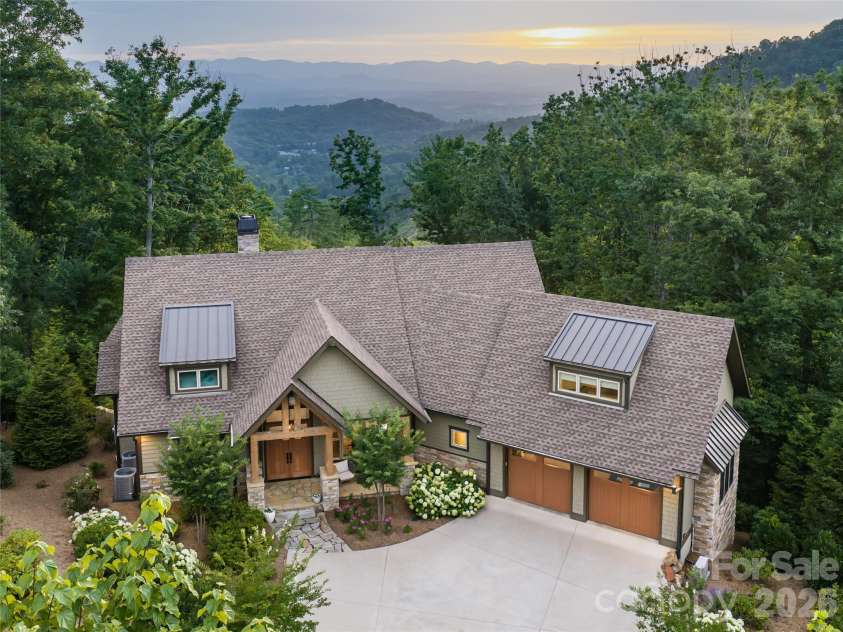 57 Villa Nova Drive, Asheville, NC 28804.  MLS# CAR4390732, YatesRealty ID 32936. 