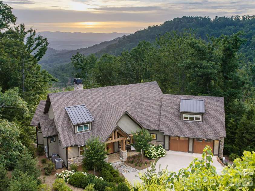 57 Villa Nova Drive, Asheville, NC 28804.  MLS# CAR4390732, YatesRealty ID 32936. 