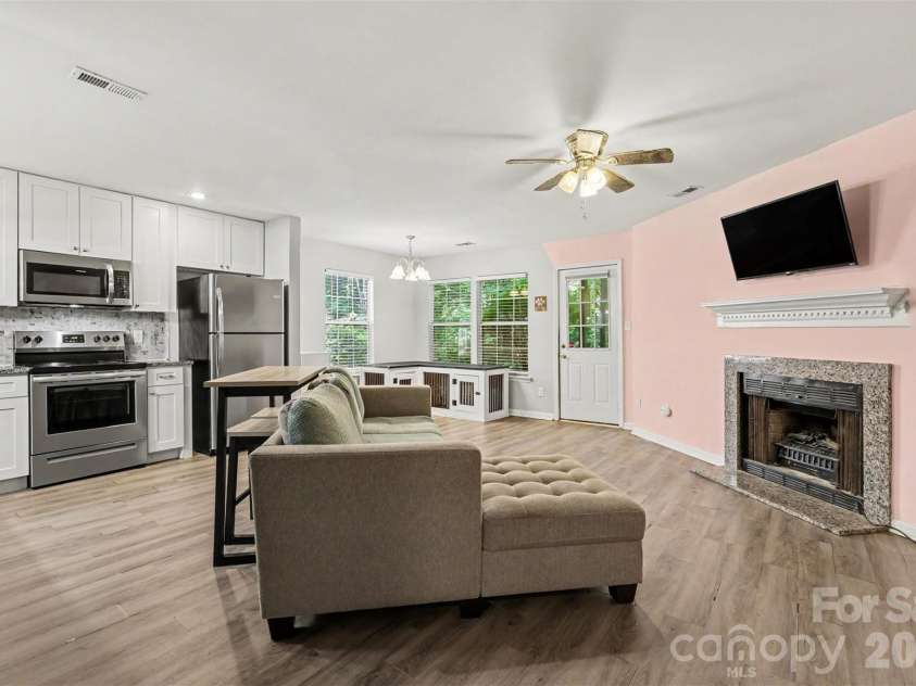 6125 Gray Gate Lane, Charlotte, NC 28210.  MLS# CAR4397077, YatesRealty ID 32938. 