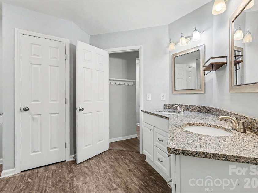 6125 Gray Gate Lane, Charlotte, NC 28210.  MLS# CAR4397077, YatesRealty ID 32938. 