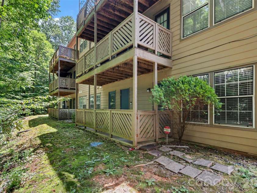 6125 Gray Gate Lane, Charlotte, NC 28210.  MLS# CAR4397077, YatesRealty ID 32938. 