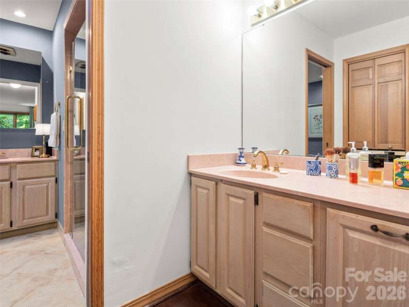 20 Clubside Drive, Asheville, NC 28804.  MLS# CAR4393618, YatesRealty ID 32941. 