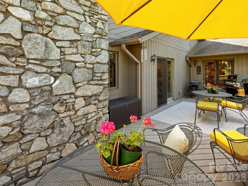 20 Clubside Drive, Asheville, NC 28804.  MLS# CAR4393618, YatesRealty ID 32941. 