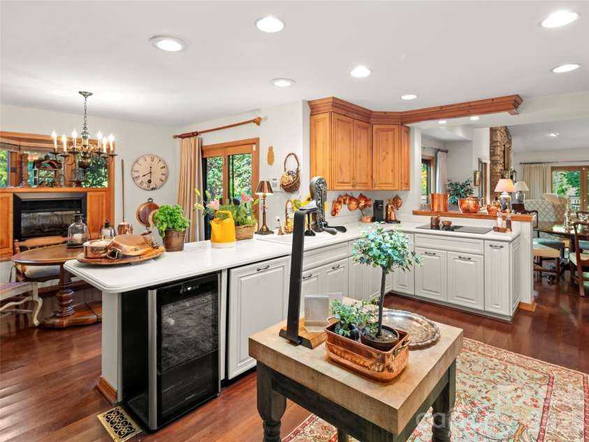 20 Clubside Drive, Asheville, NC 28804.  MLS# CAR4393618, YatesRealty ID 32941. Ample counter space