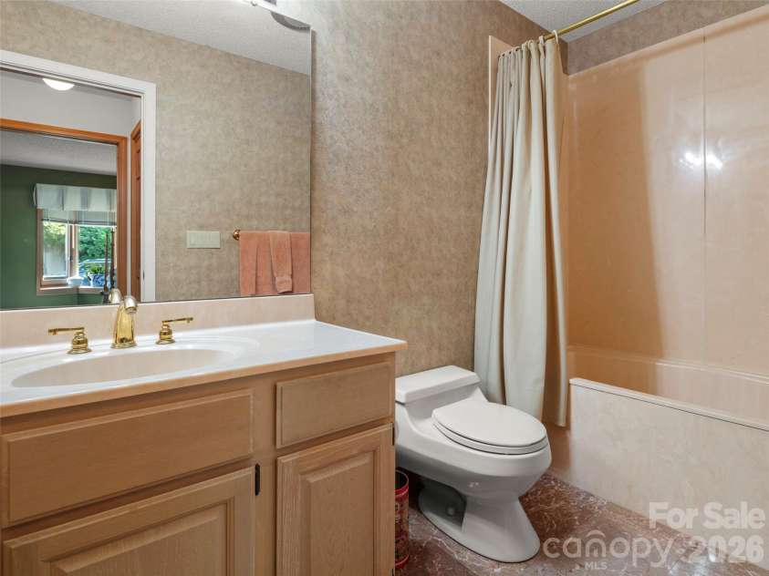 20 Clubside Drive, Asheville, NC 28804.  MLS# CAR4393618, YatesRealty ID 32941. Second full bath on main level