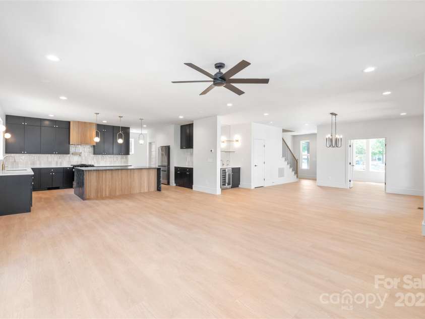 2635 Phillips Avenue, Charlotte, NC 28208.  MLS# CAR4284697, YatesRealty ID 32941. 