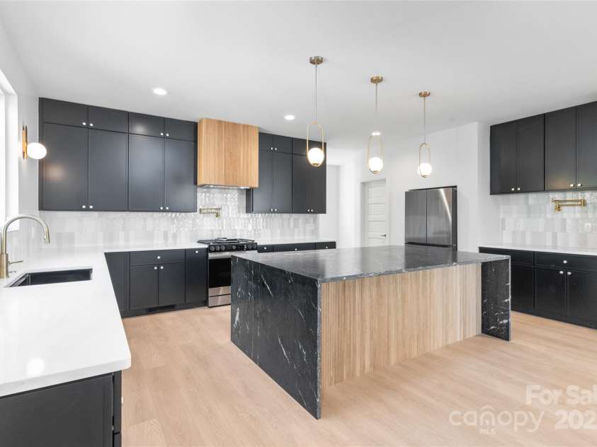 2635 Phillips Avenue, Charlotte, NC 28208.  MLS# CAR4284697, YatesRealty ID 32941. 