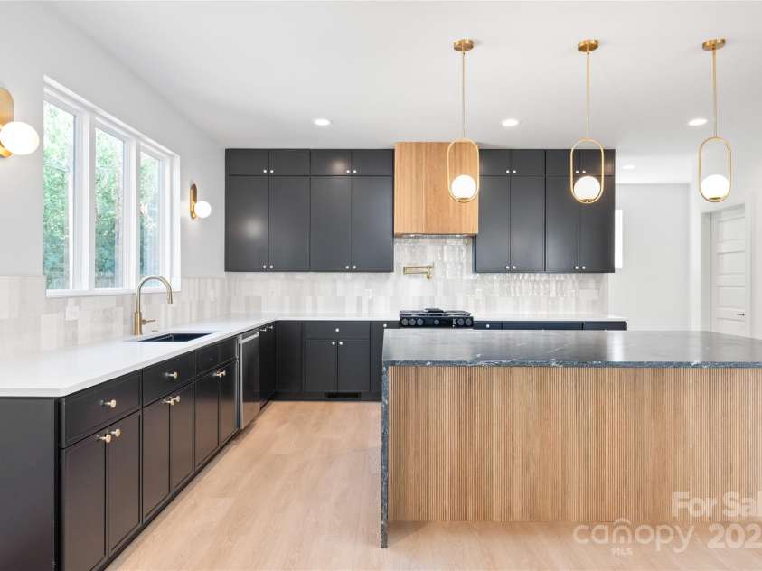 2635 Phillips Avenue, Charlotte, NC 28208.  MLS# CAR4284697, YatesRealty ID 32941. 