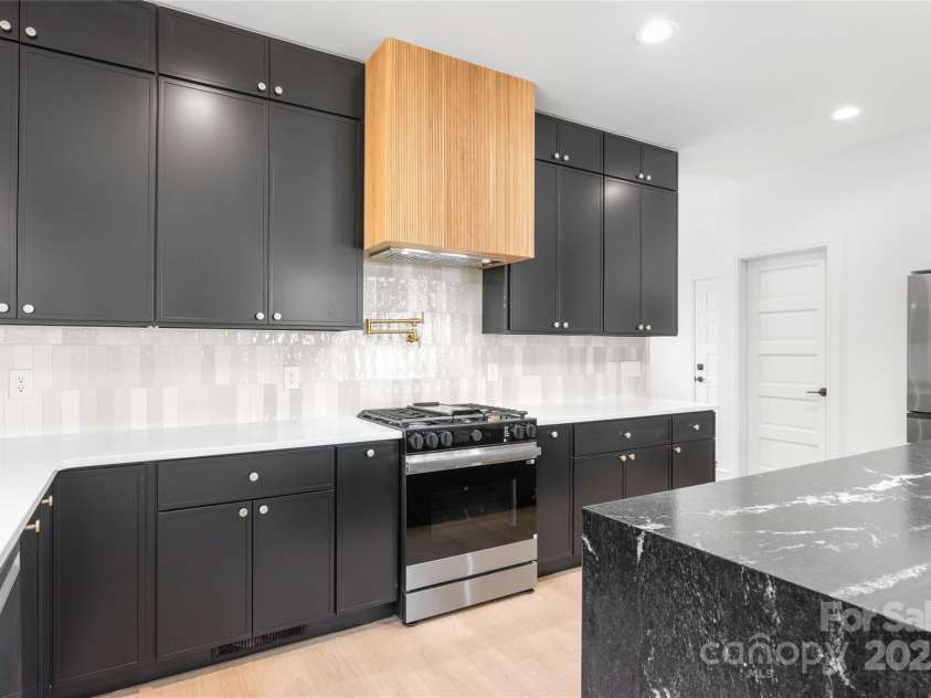 2635 Phillips Avenue, Charlotte, NC 28208.  MLS# CAR4284697, YatesRealty ID 32941. 