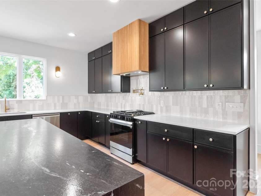 2635 Phillips Avenue, Charlotte, NC 28208.  MLS# CAR4284697, YatesRealty ID 32941. 