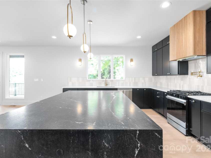 2635 Phillips Avenue, Charlotte, NC 28208.  MLS# CAR4284697, YatesRealty ID 32941. 