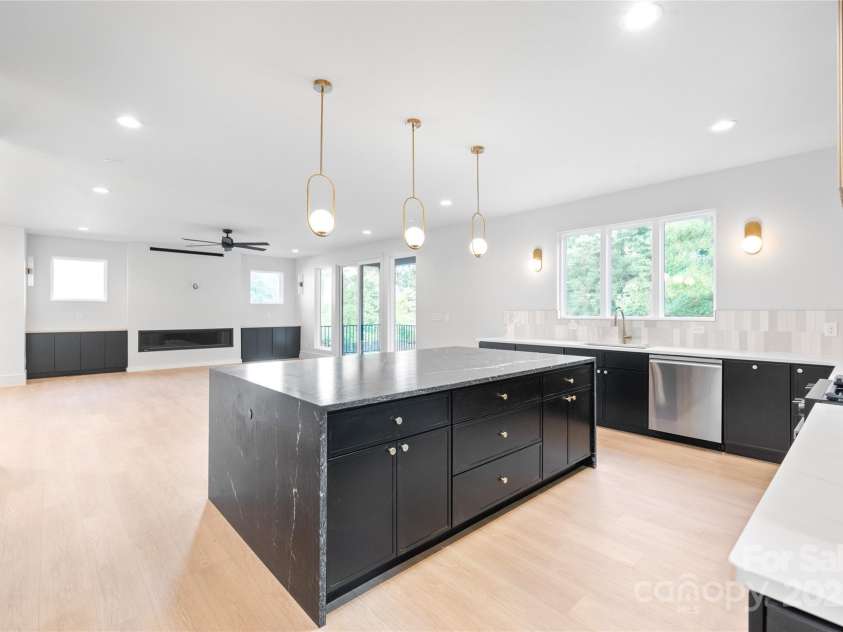 2635 Phillips Avenue, Charlotte, NC 28208.  MLS# CAR4284697, YatesRealty ID 32941. 