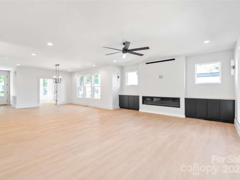 2635 Phillips Avenue, Charlotte, NC 28208.  MLS# CAR4284697, YatesRealty ID 32941. 