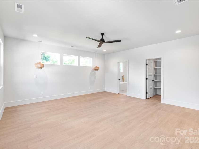 2635 Phillips Avenue, Charlotte, NC 28208.  MLS# CAR4284697, YatesRealty ID 32941. 