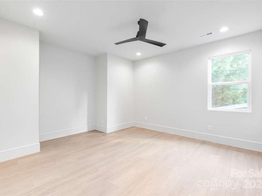 2635 Phillips Avenue, Charlotte, NC 28208.  MLS# CAR4284697, YatesRealty ID 32941. 