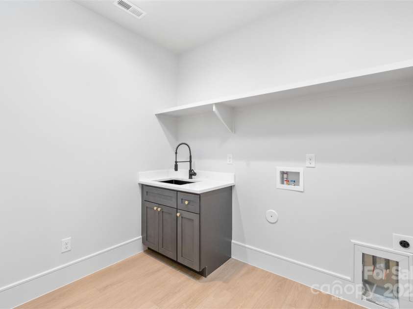 2635 Phillips Avenue, Charlotte, NC 28208.  MLS# CAR4284697, YatesRealty ID 32941. 