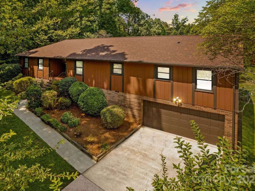 202 Cedarwood Drive, Salisbury, NC 28147.  MLS# CAR4330124, YatesRealty ID 32942. 