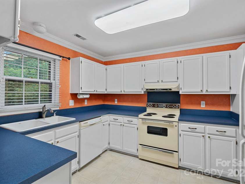 801 Odell Court, Matthews, NC 28105.  MLS# CAR4278079, YatesRealty ID 32943. Kitchen