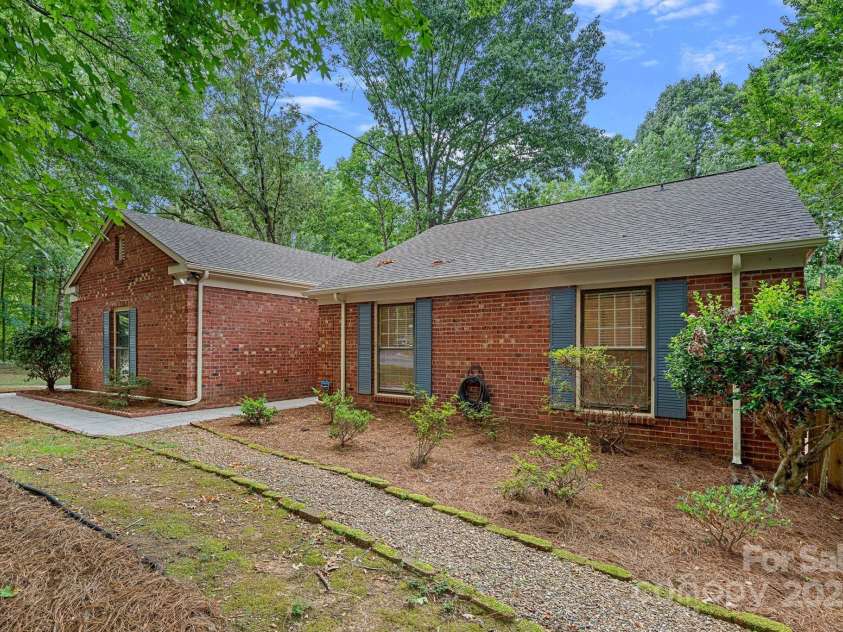 801 Odell Court, Matthews, NC 28105.  MLS# CAR4278079, YatesRealty ID 32943. Welcome Home