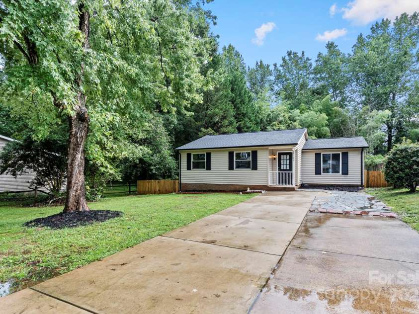 8100 Bald Ridge Drive, Charlotte, NC 28227.  MLS# CAR4291994, YatesRealty ID 32944. 