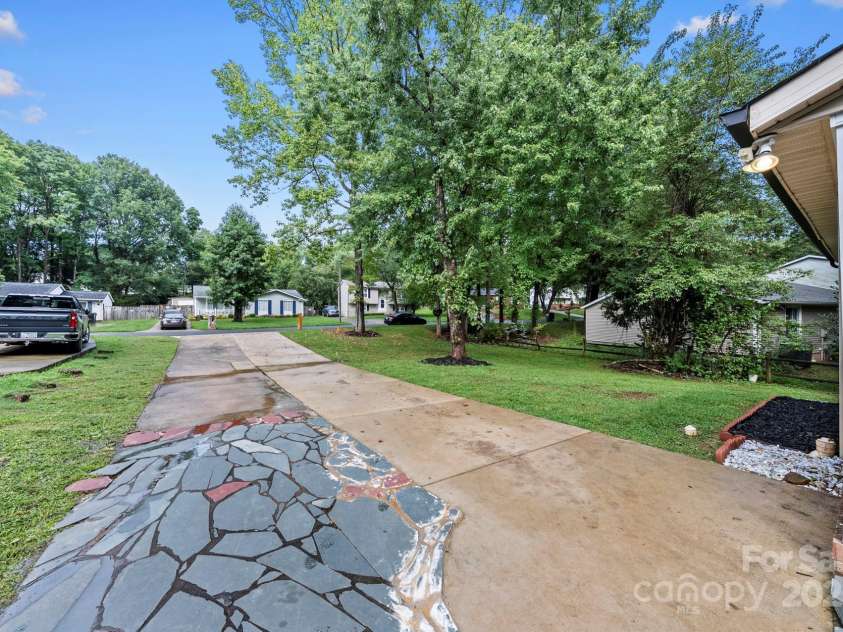 8100 Bald Ridge Drive, Charlotte, NC 28227.  MLS# CAR4291994, YatesRealty ID 32944. 