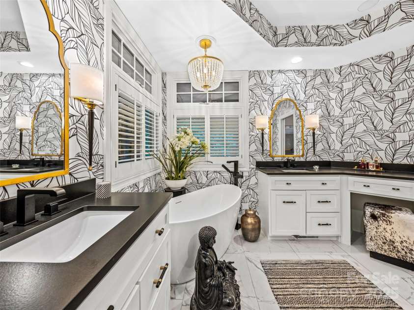 157 Chattooga Run, Hendersonville, NC 28739.  MLS# CAR4293115, YatesRealty ID 32947. 