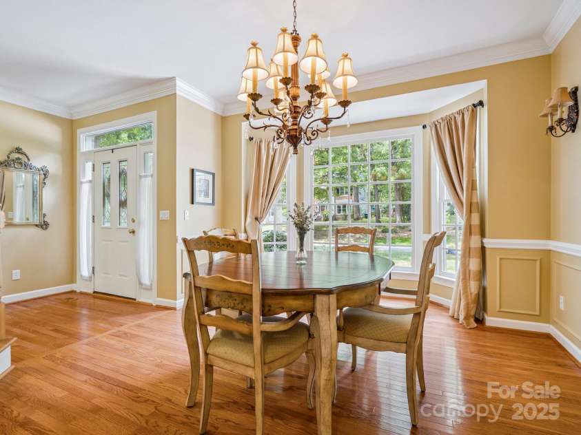 423 Shrewsbury Lane, Matthews, NC 28105.  MLS# CAR4283550, YatesRealty ID 32948. Dining Room with Bay window