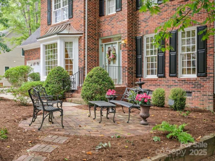 423 Shrewsbury Lane, Matthews, NC 28105.  MLS# CAR4283550, YatesRealty ID 32948. English garden