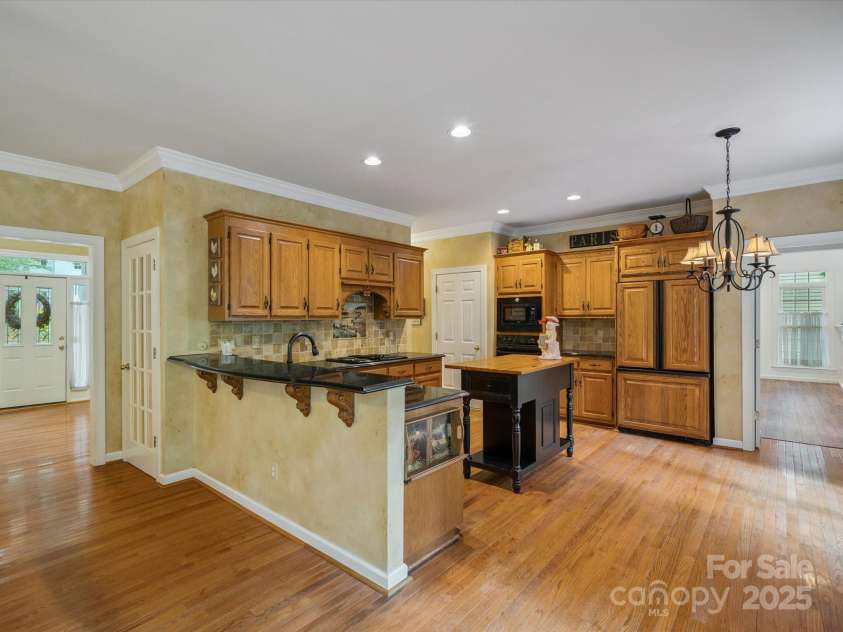 423 Shrewsbury Lane, Matthews, NC 28105.  MLS# CAR4283550, YatesRealty ID 32948. Kitchen - breakfast bar