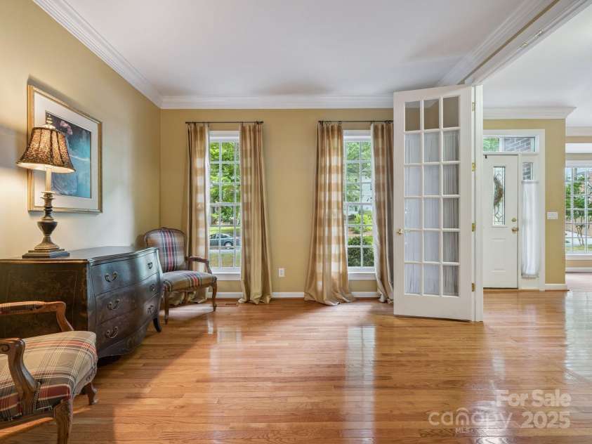 423 Shrewsbury Lane, Matthews, NC 28105.  MLS# CAR4283550, YatesRealty ID 32948. Living Room