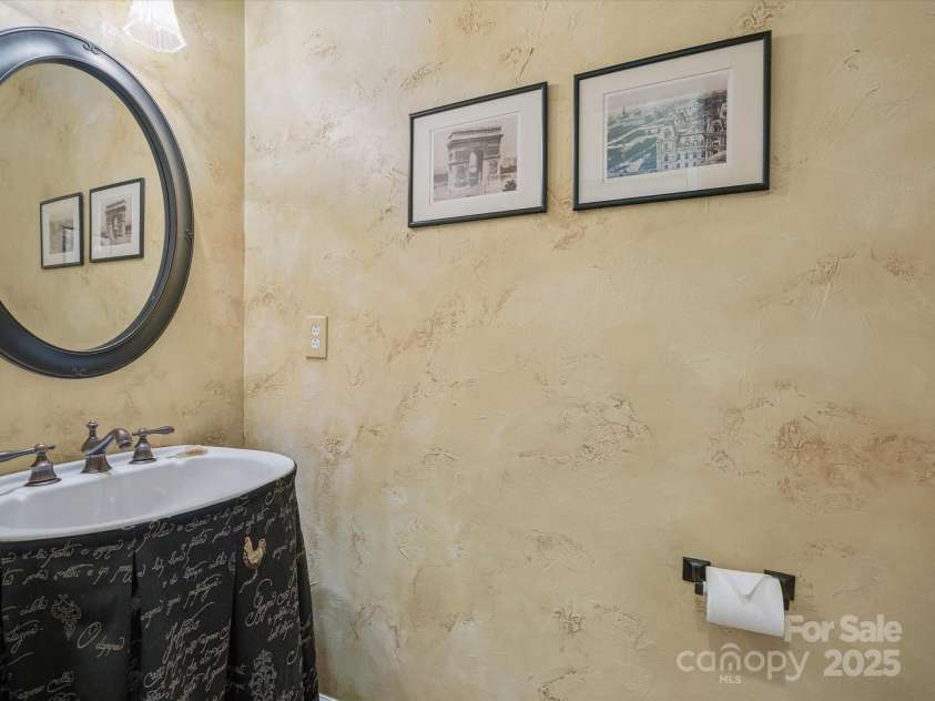 423 Shrewsbury Lane, Matthews, NC 28105.  MLS# CAR4283550, YatesRealty ID 32948. Main hall bath