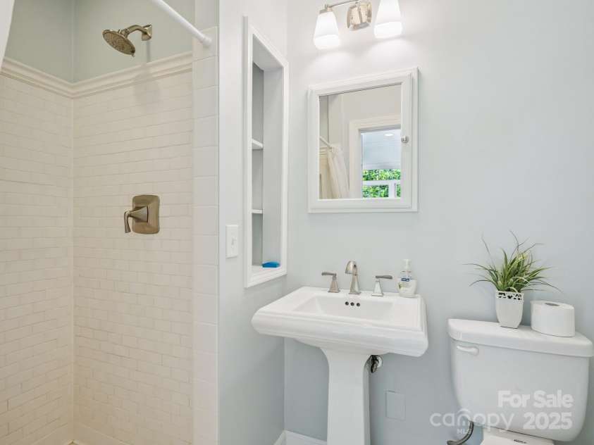 423 Shrewsbury Lane, Matthews, NC 28105.  MLS# CAR4283550, YatesRealty ID 32948. Main Primary Bath