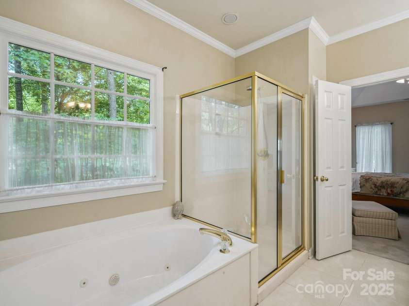 423 Shrewsbury Lane, Matthews, NC 28105.  MLS# CAR4283550, YatesRealty ID 32948. Primary Bath