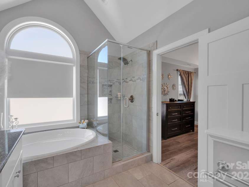 236 Pinnacle Crossing, Shelby, NC 28152.  MLS# CAR4313906, YatesRealty ID 3295. Garden tub