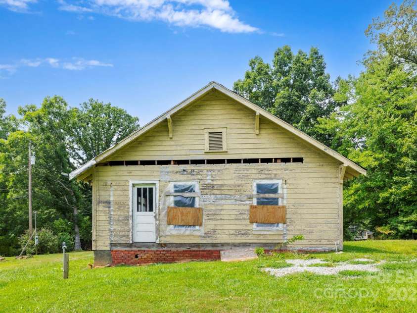 692 Stoney Mountain Road, Hendersonville, NC 28791.  MLS# CAR4290000, YatesRealty ID 32950. 