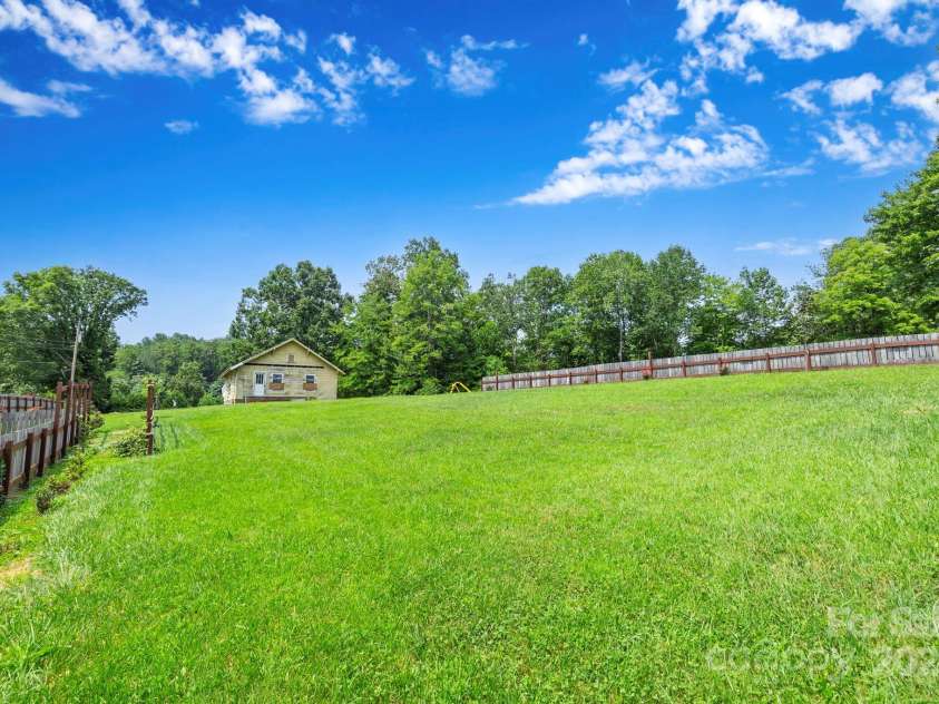 692 Stoney Mountain Road, Hendersonville, NC 28791.  MLS# CAR4290000, YatesRealty ID 32950. 