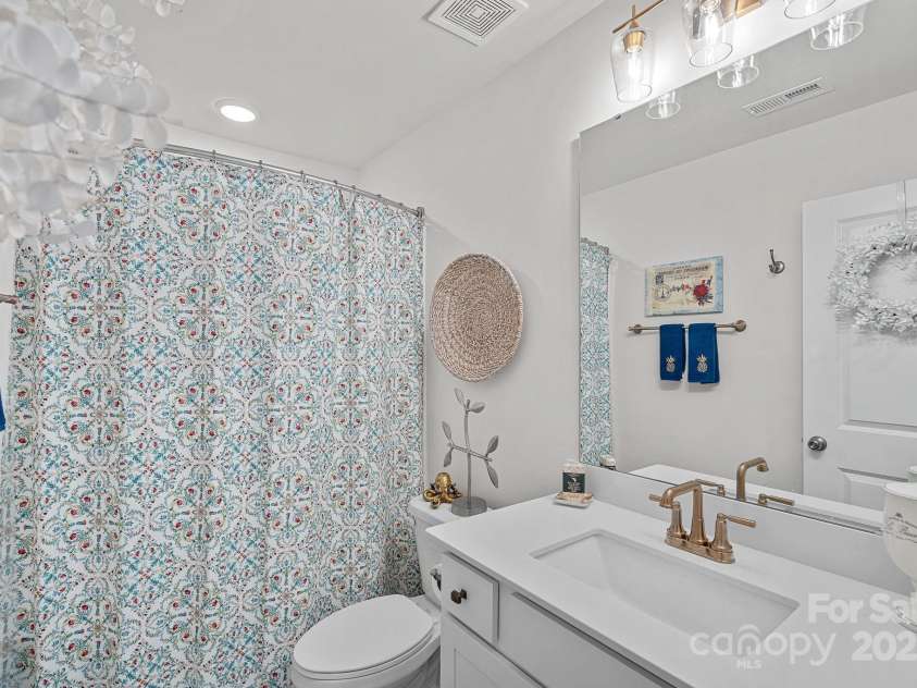 420 Quartz Hill Way, Waxhaw, NC 28173.  MLS# CAR4283852, YatesRealty ID 32951. Hall Bath Upstairs Is Like-New