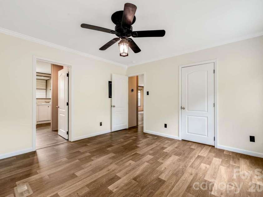 22 Split Pine Cove, Clyde, NC 28721.  MLS# CAR4388912, YatesRealty ID 32952. 
