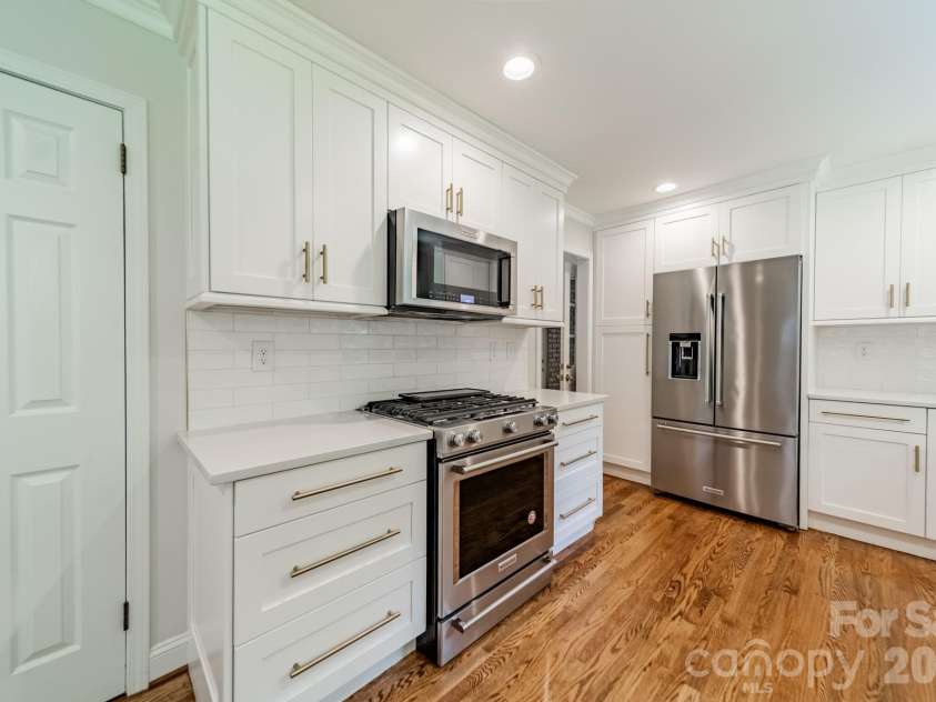 7101 Sherbourne Drive, Charlotte, NC 28210.  MLS# CAR4388877, YatesRealty ID 32954. 