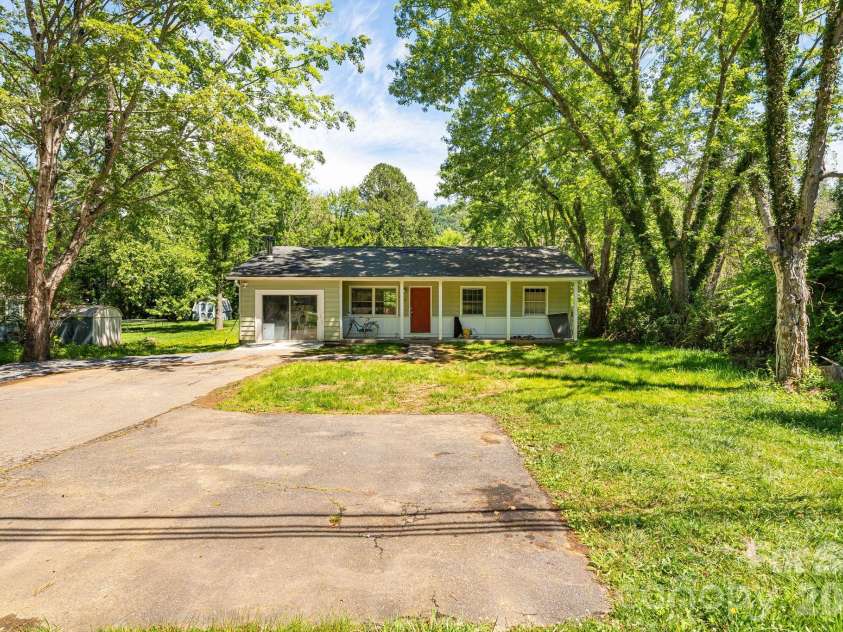 468 Beaverdam Road, Asheville, NC 28804.  MLS# CAR4392891, YatesRealty ID 32955. 