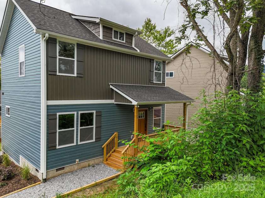 396 Deaverview Road, Asheville, NC 28806.  MLS# CAR4270512, YatesRealty ID 32958. 