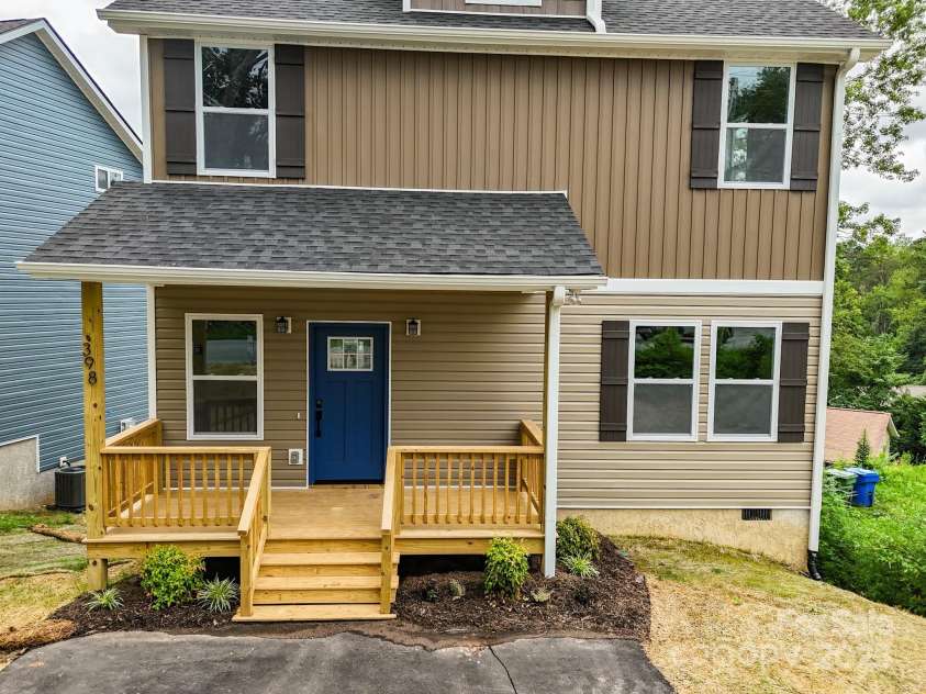 398 Deaverview Road, Asheville, NC 28806.  MLS# CAR4274940, YatesRealty ID 32959. 