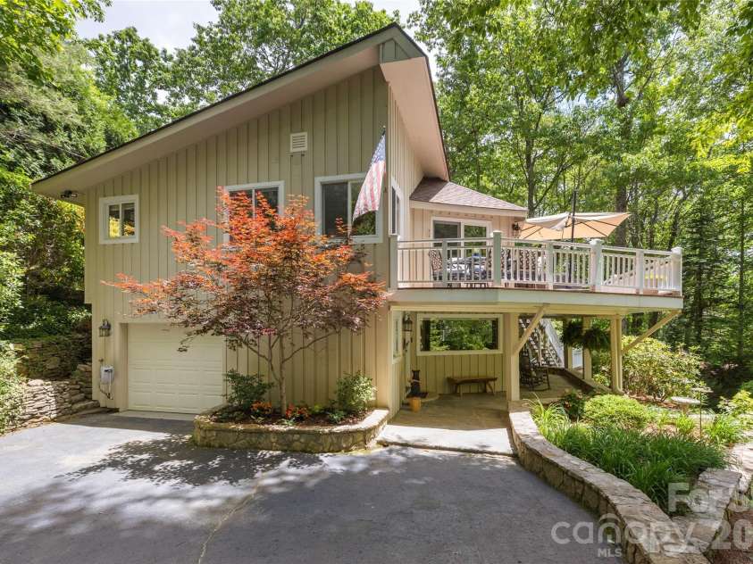 85 & 95 Ralph Thomas Road, Highlands, NC 28741.  MLS# CAR4395002, YatesRealty ID 32961. 85 Ralph Thomas Rd - Large Driveway and 1-Car Garage