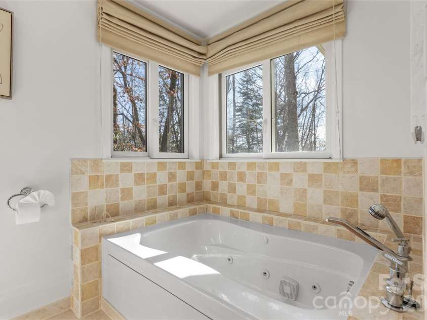 85 & 95 Ralph Thomas Road, Highlands, NC 28741.  MLS# CAR4395002, YatesRealty ID 32961. 85 Ralph Thomas Rd - Primary Ensuite Bathroom Jetted Tub