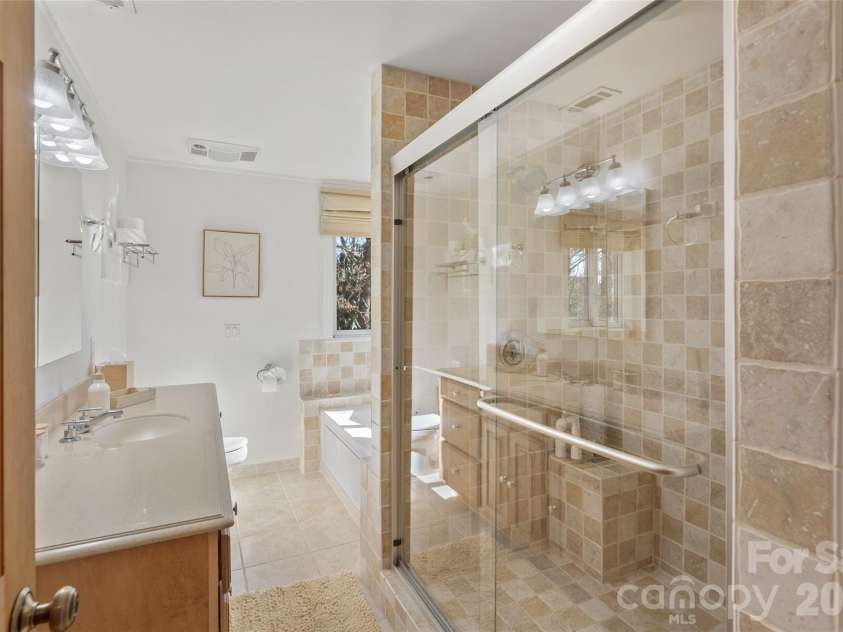 85 & 95 Ralph Thomas Road, Highlands, NC 28741.  MLS# CAR4395002, YatesRealty ID 32961. 85 Ralph Thomas Rd - Primary Ensuite Bathroom on the Ground Level