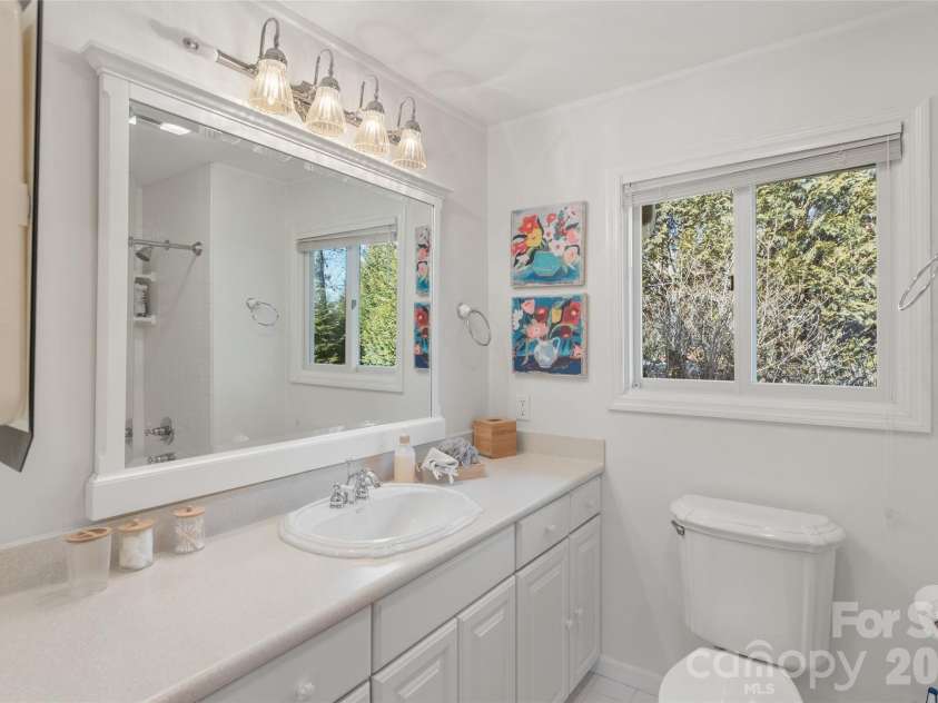 85 & 95 Ralph Thomas Road, Highlands, NC 28741.  MLS# CAR4395002, YatesRealty ID 32961. 85 Ralph Thomas Rd - Shared Guest Bath on Upper Main Level