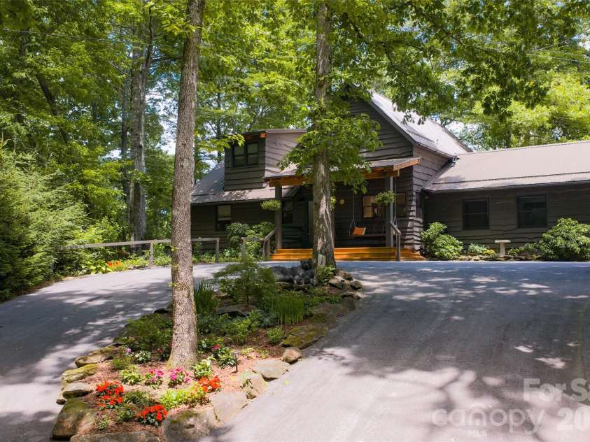 85 & 95 Ralph Thomas Road, Highlands, NC 28741.  MLS# CAR4395002, YatesRealty ID 32961. 95 Ralph Thomas Rd - Circular Driveway